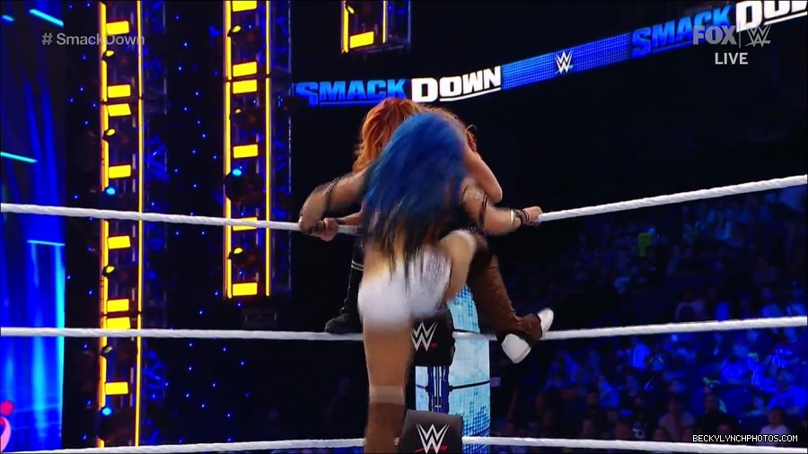WWE_Supersized_SmackDown_2021_10_15_720p_HDTV_x264-NWCHD_mp4_005880085.jpg