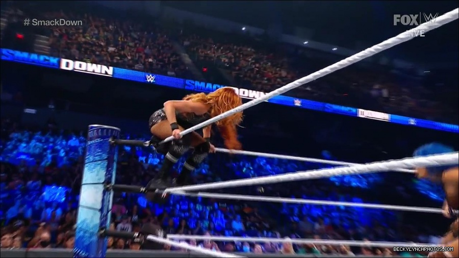 WWE_Supersized_SmackDown_2021_10_15_720p_HDTV_x264-NWCHD_mp4_005888493.jpg