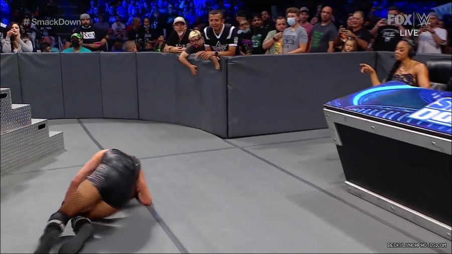 WWE_Supersized_SmackDown_2021_10_15_720p_HDTV_x264-NWCHD_mp4_005902307.jpg