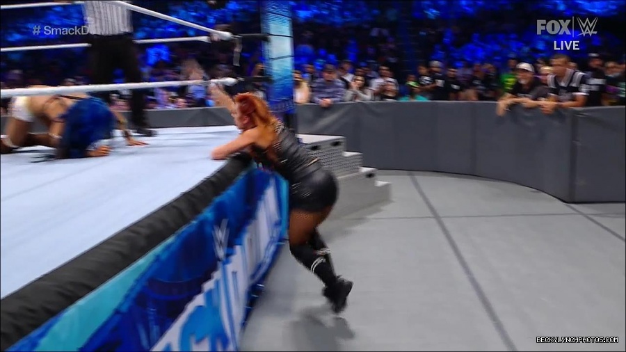 WWE_Supersized_SmackDown_2021_10_15_720p_HDTV_x264-NWCHD_mp4_005914919.jpg