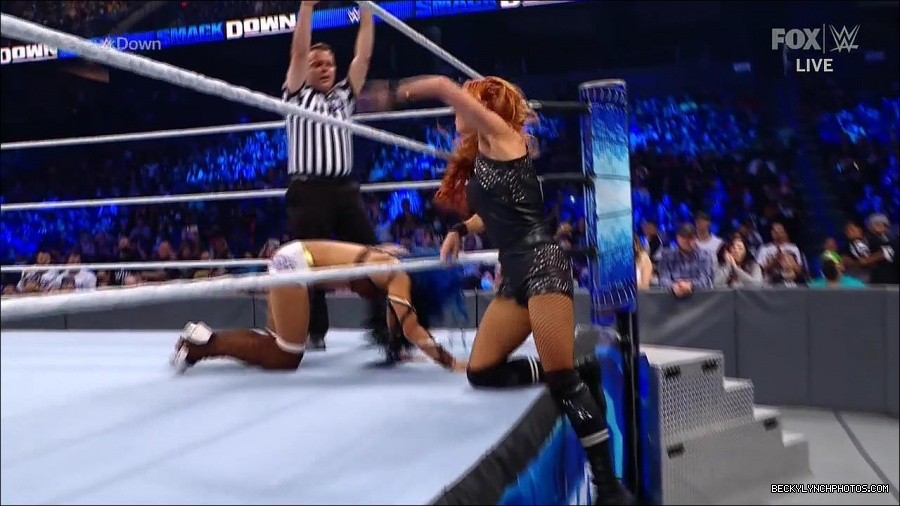 WWE_Supersized_SmackDown_2021_10_15_720p_HDTV_x264-NWCHD_mp4_005916121.jpg