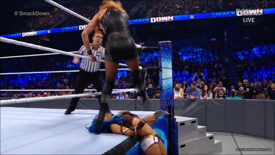 WWE_Supersized_SmackDown_2021_10_15_720p_HDTV_x264-NWCHD_mp4_005922727.jpg