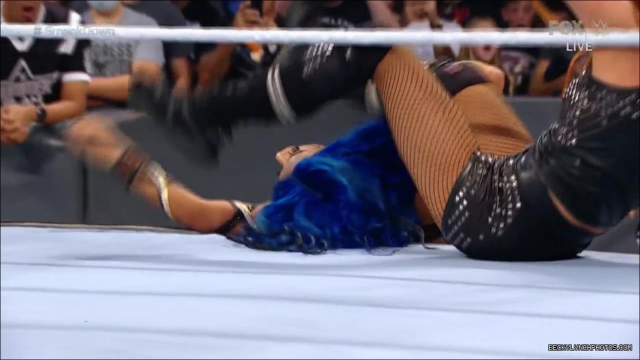 WWE_Supersized_SmackDown_2021_10_15_720p_HDTV_x264-NWCHD_mp4_005923928.jpg
