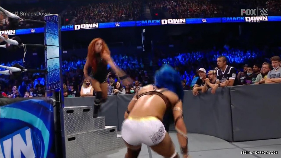 WWE_Supersized_SmackDown_2021_10_15_720p_HDTV_x264-NWCHD_mp4_005942547.jpg