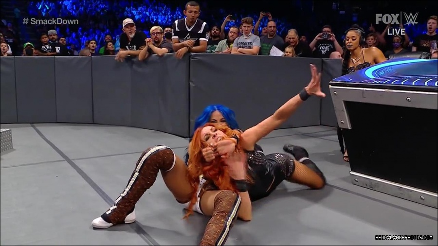 WWE_Supersized_SmackDown_2021_10_15_720p_HDTV_x264-NWCHD_mp4_005947952.jpg