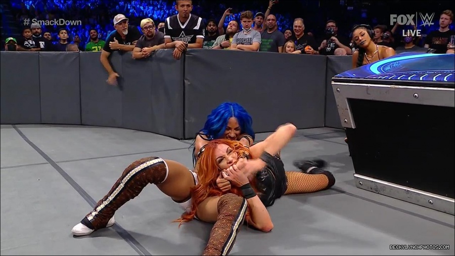 WWE_Supersized_SmackDown_2021_10_15_720p_HDTV_x264-NWCHD_mp4_005952757.jpg