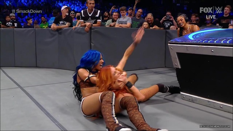 WWE_Supersized_SmackDown_2021_10_15_720p_HDTV_x264-NWCHD_mp4_005956361.jpg