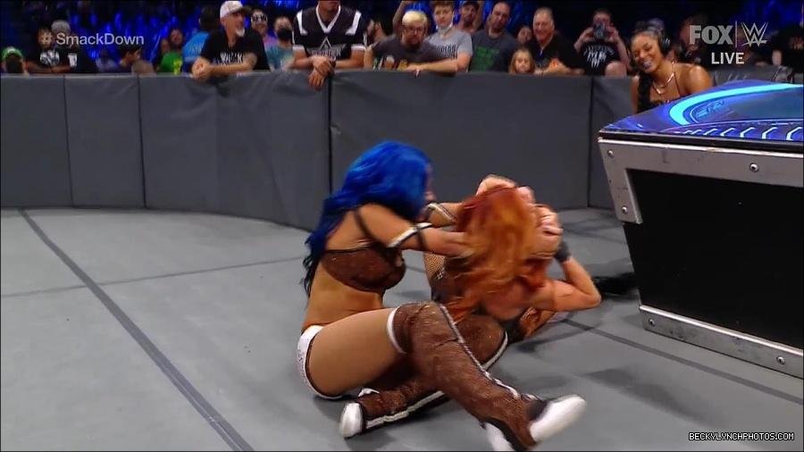WWE_Supersized_SmackDown_2021_10_15_720p_HDTV_x264-NWCHD_mp4_005956961.jpg