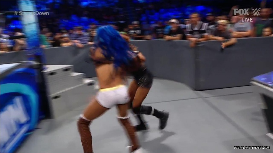 WWE_Supersized_SmackDown_2021_10_15_720p_HDTV_x264-NWCHD_mp4_005959364.jpg