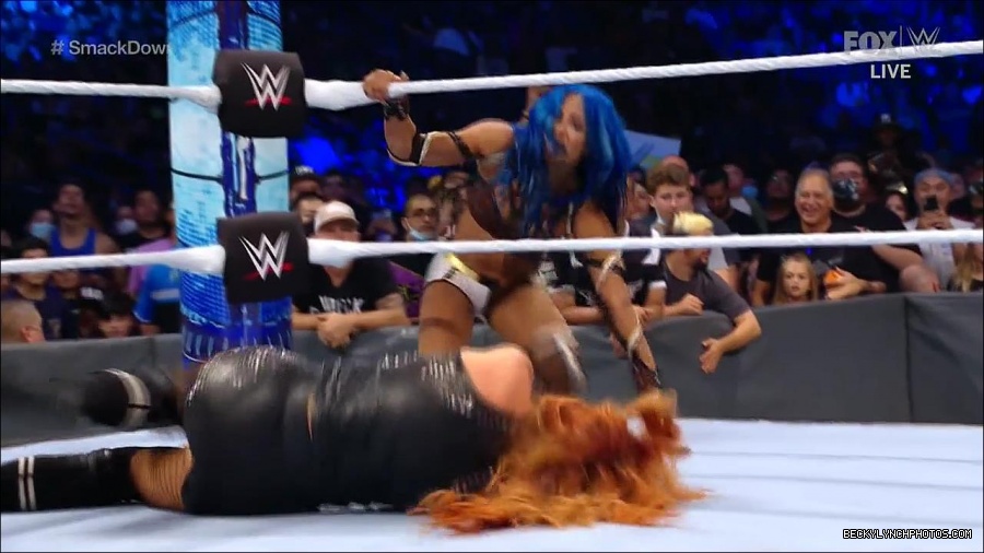 WWE_Supersized_SmackDown_2021_10_15_720p_HDTV_x264-NWCHD_mp4_005961766.jpg