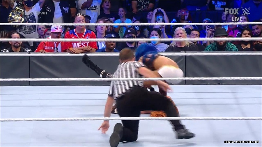 WWE_Supersized_SmackDown_2021_10_15_720p_HDTV_x264-NWCHD_mp4_005970175.jpg