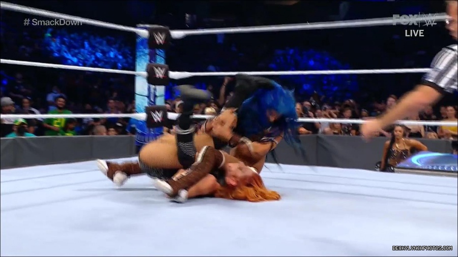 WWE_Supersized_SmackDown_2021_10_15_720p_HDTV_x264-NWCHD_mp4_005970775.jpg