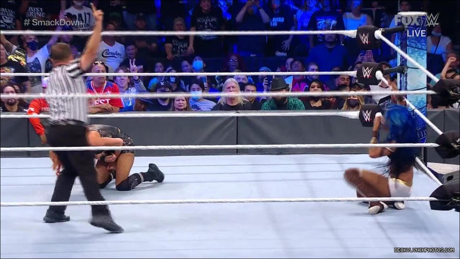 WWE_Supersized_SmackDown_2021_10_15_720p_HDTV_x264-NWCHD_mp4_005974379.jpg