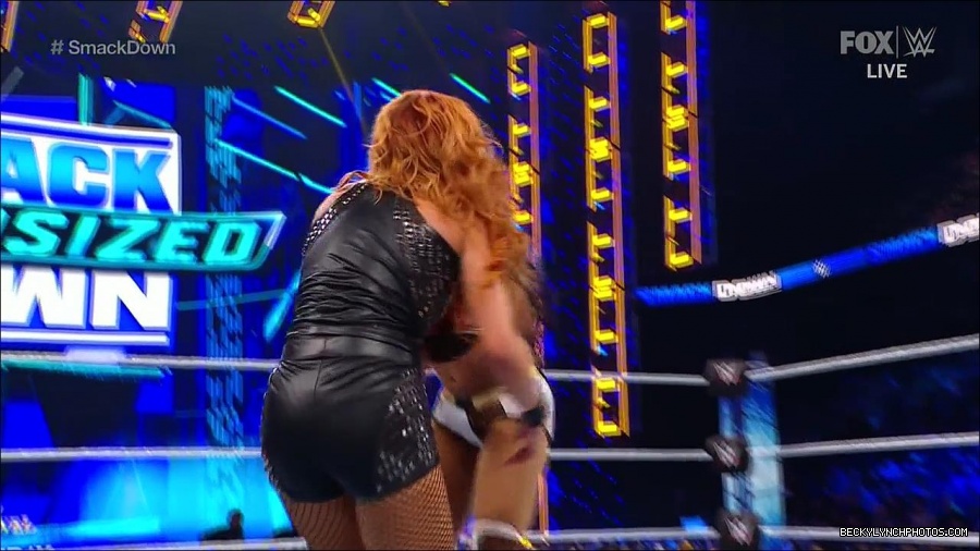 WWE_Supersized_SmackDown_2021_10_15_720p_HDTV_x264-NWCHD_mp4_006019424.jpg