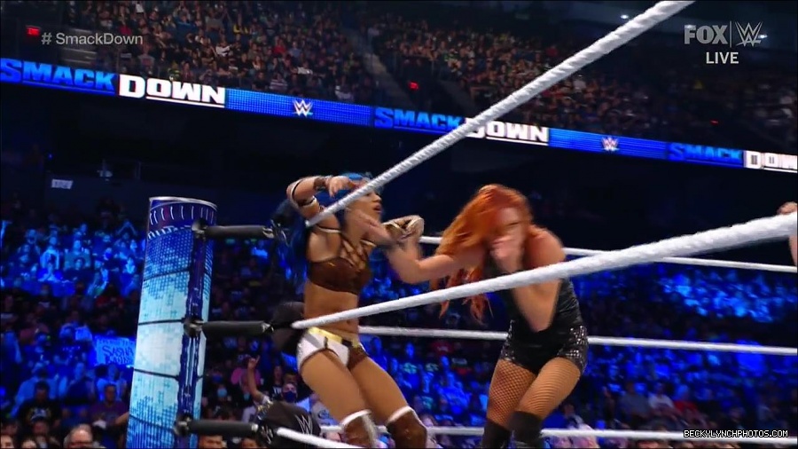 WWE_Supersized_SmackDown_2021_10_15_720p_HDTV_x264-NWCHD_mp4_006026030.jpg