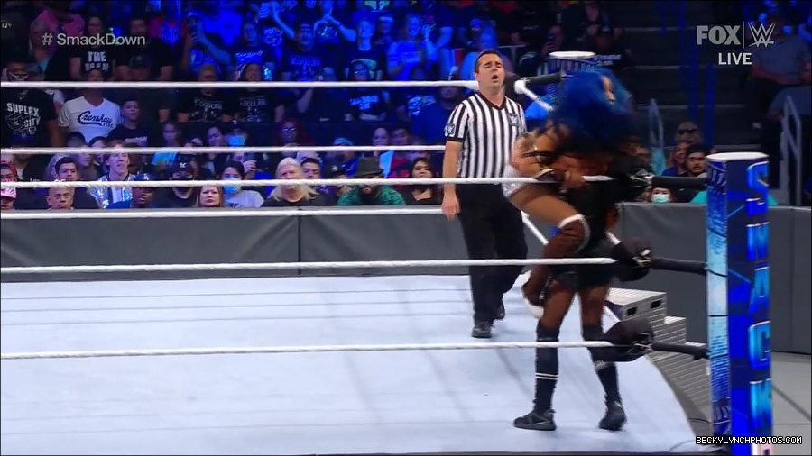 WWE_Supersized_SmackDown_2021_10_15_720p_HDTV_x264-NWCHD_mp4_006042247.jpg