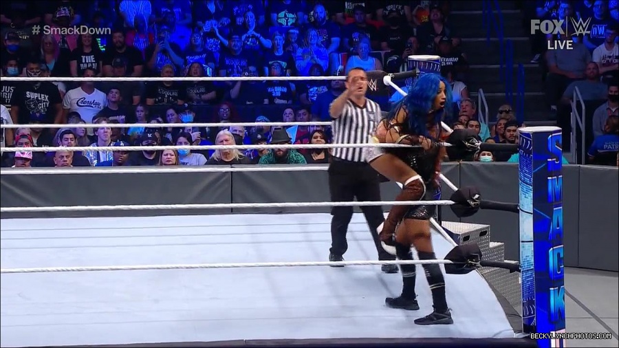 WWE_Supersized_SmackDown_2021_10_15_720p_HDTV_x264-NWCHD_mp4_006043448.jpg