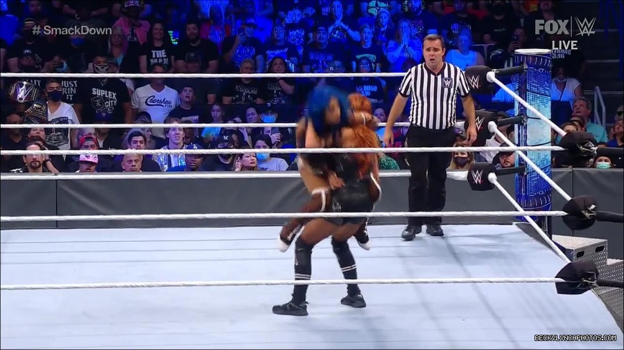 WWE_Supersized_SmackDown_2021_10_15_720p_HDTV_x264-NWCHD_mp4_006046451.jpg