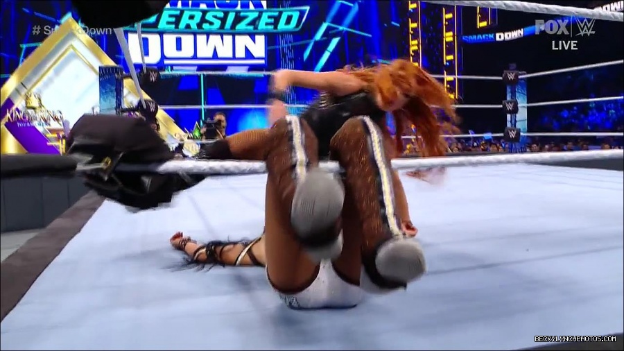 WWE_Supersized_SmackDown_2021_10_15_720p_HDTV_x264-NWCHD_mp4_006048853.jpg