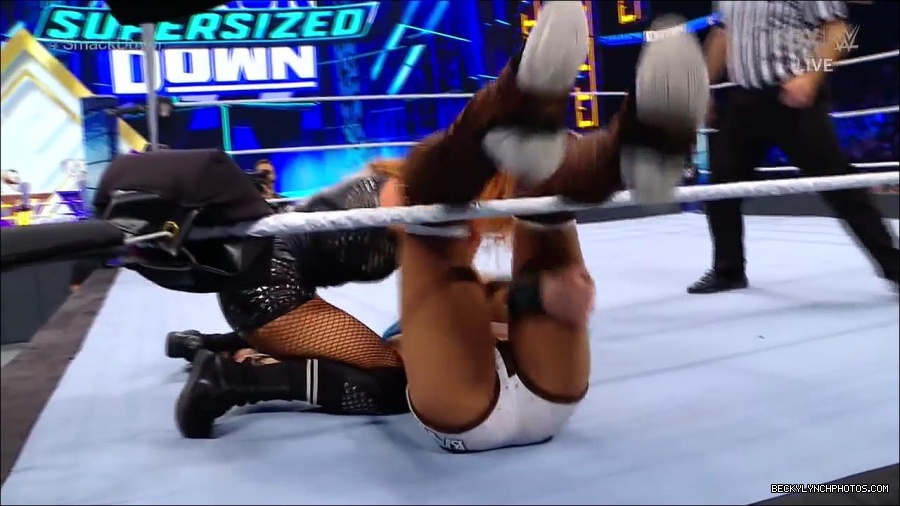WWE_Supersized_SmackDown_2021_10_15_720p_HDTV_x264-NWCHD_mp4_006049454.jpg