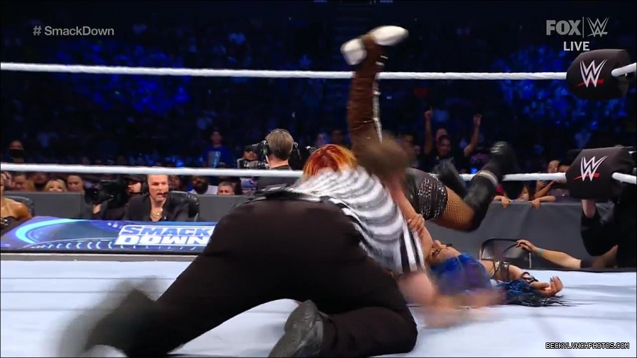 WWE_Supersized_SmackDown_2021_10_15_720p_HDTV_x264-NWCHD_mp4_006051856.jpg