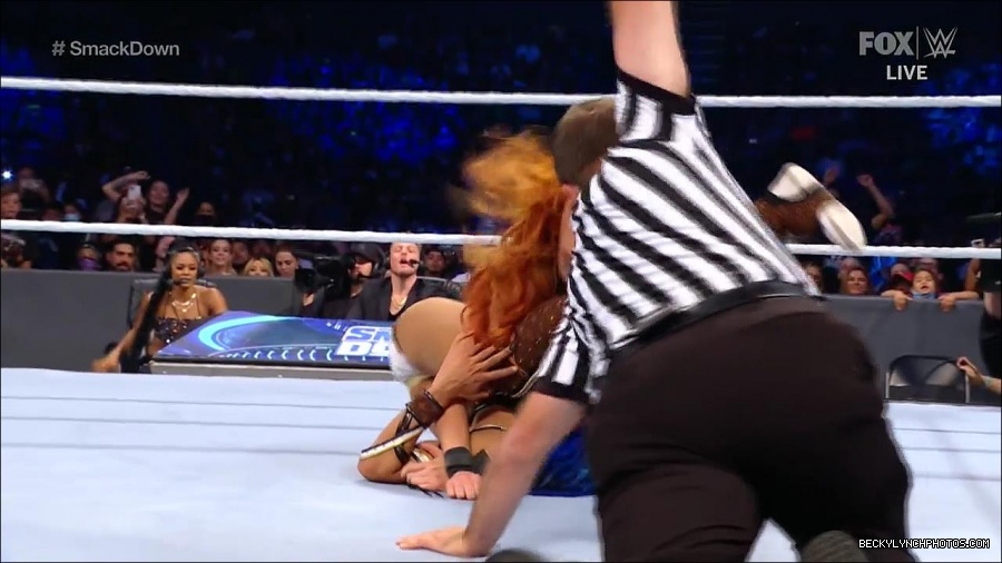 WWE_Supersized_SmackDown_2021_10_15_720p_HDTV_x264-NWCHD_mp4_006066271.jpg