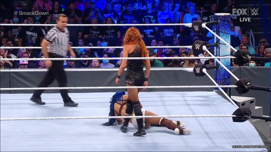 WWE_Supersized_SmackDown_2021_10_15_720p_HDTV_x264-NWCHD_mp4_006100505.jpg
