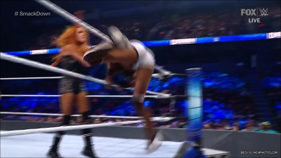 WWE_Supersized_SmackDown_2021_10_15_720p_HDTV_x264-NWCHD_mp4_006108313.jpg