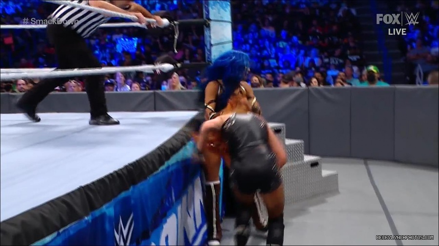 WWE_Supersized_SmackDown_2021_10_15_720p_HDTV_x264-NWCHD_mp4_006118523.jpg