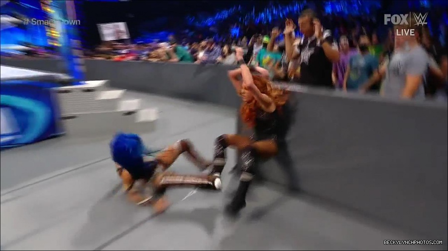 WWE_Supersized_SmackDown_2021_10_15_720p_HDTV_x264-NWCHD_mp4_006131736.jpg