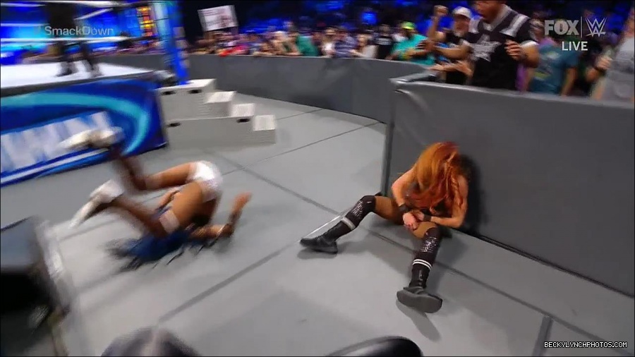 WWE_Supersized_SmackDown_2021_10_15_720p_HDTV_x264-NWCHD_mp4_006132337.jpg