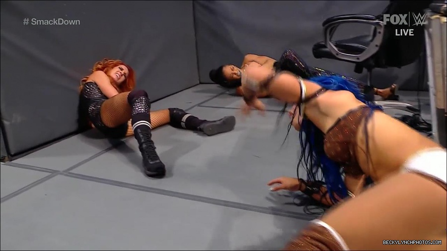 WWE_Supersized_SmackDown_2021_10_15_720p_HDTV_x264-NWCHD_mp4_006137141.jpg