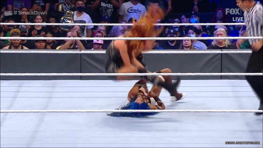 WWE_Supersized_SmackDown_2021_10_15_720p_HDTV_x264-NWCHD_mp4_006205209.jpg
