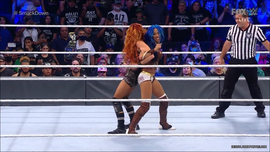 WWE_Supersized_SmackDown_2021_10_15_720p_HDTV_x264-NWCHD_mp4_006223227.jpg