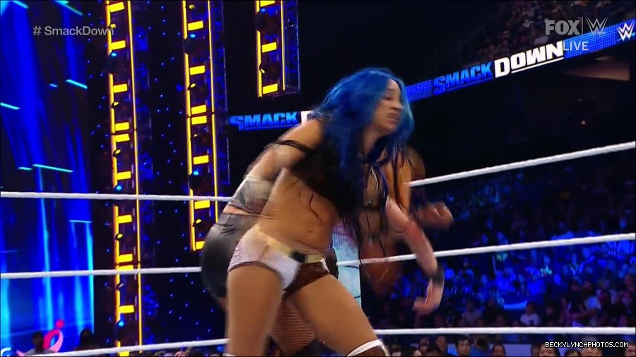 WWE_Supersized_SmackDown_2021_10_15_720p_HDTV_x264-NWCHD_mp4_006224429.jpg