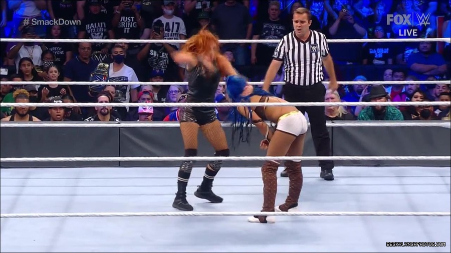 WWE_Supersized_SmackDown_2021_10_15_720p_HDTV_x264-NWCHD_mp4_006226831.jpg