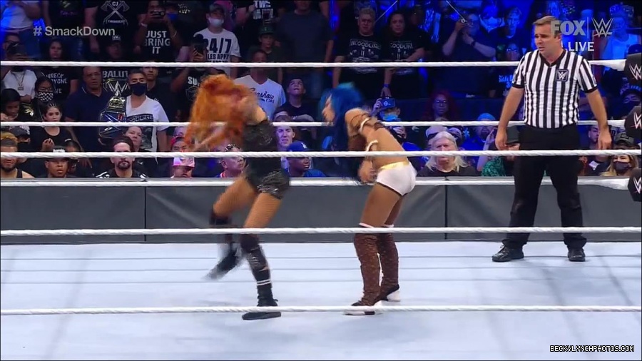 WWE_Supersized_SmackDown_2021_10_15_720p_HDTV_x264-NWCHD_mp4_006231035.jpg