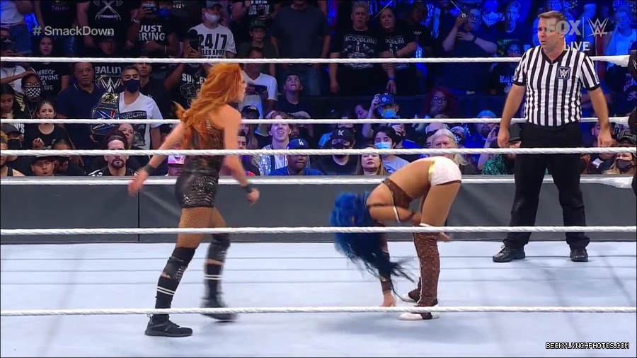 WWE_Supersized_SmackDown_2021_10_15_720p_HDTV_x264-NWCHD_mp4_006232236.jpg