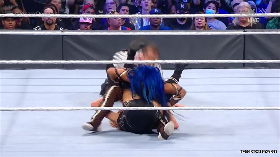 WWE_Supersized_SmackDown_2021_10_15_720p_HDTV_x264-NWCHD_mp4_006240044.jpg