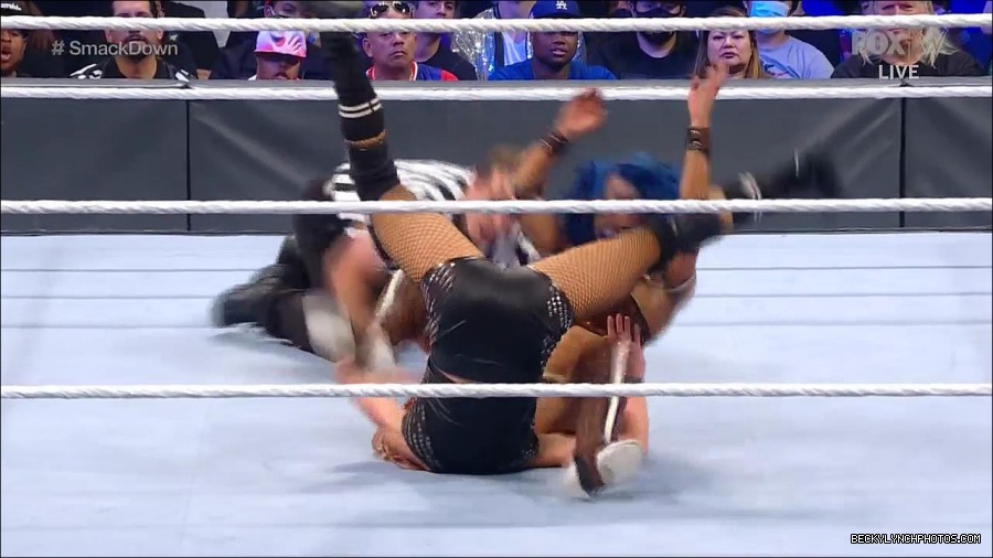 WWE_Supersized_SmackDown_2021_10_15_720p_HDTV_x264-NWCHD_mp4_006241245.jpg