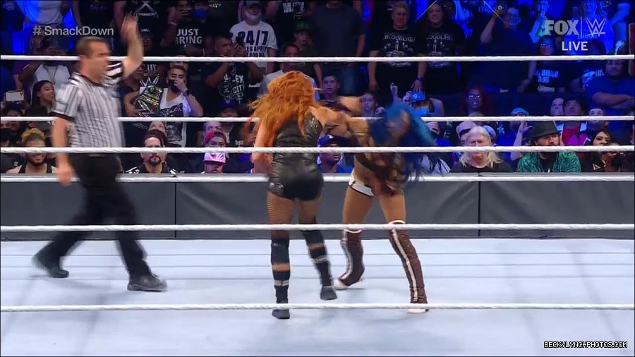 WWE_Supersized_SmackDown_2021_10_15_720p_HDTV_x264-NWCHD_mp4_006243648.jpg