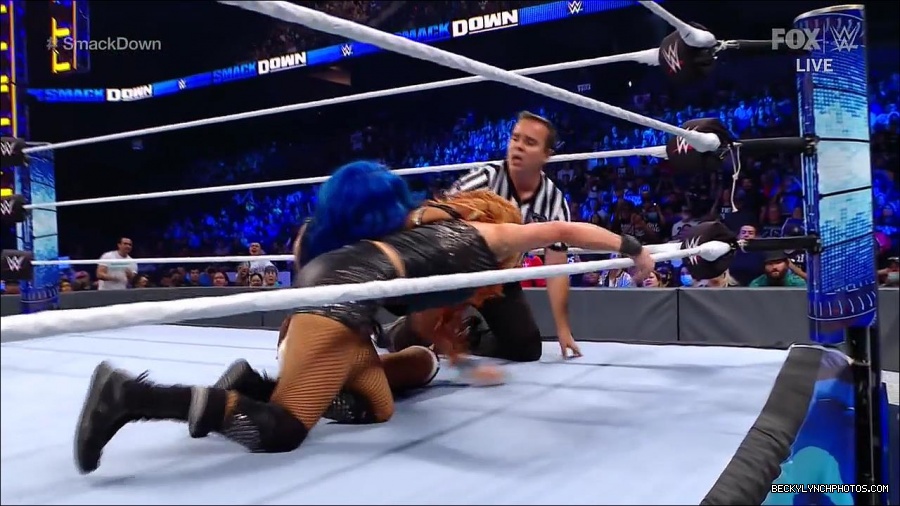 WWE_Supersized_SmackDown_2021_10_15_720p_HDTV_x264-NWCHD_mp4_006258663.jpg