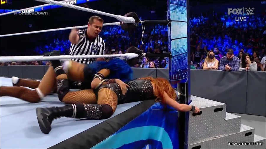 WWE_Supersized_SmackDown_2021_10_15_720p_HDTV_x264-NWCHD_mp4_006262867.jpg