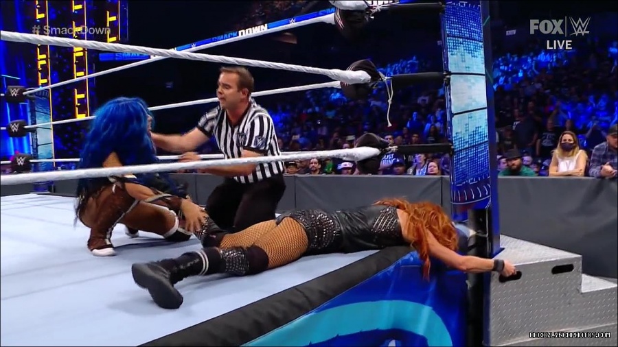 WWE_Supersized_SmackDown_2021_10_15_720p_HDTV_x264-NWCHD_mp4_006264068.jpg