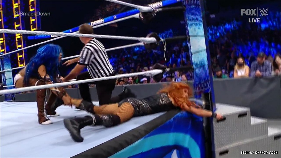 WWE_Supersized_SmackDown_2021_10_15_720p_HDTV_x264-NWCHD_mp4_006264669.jpg