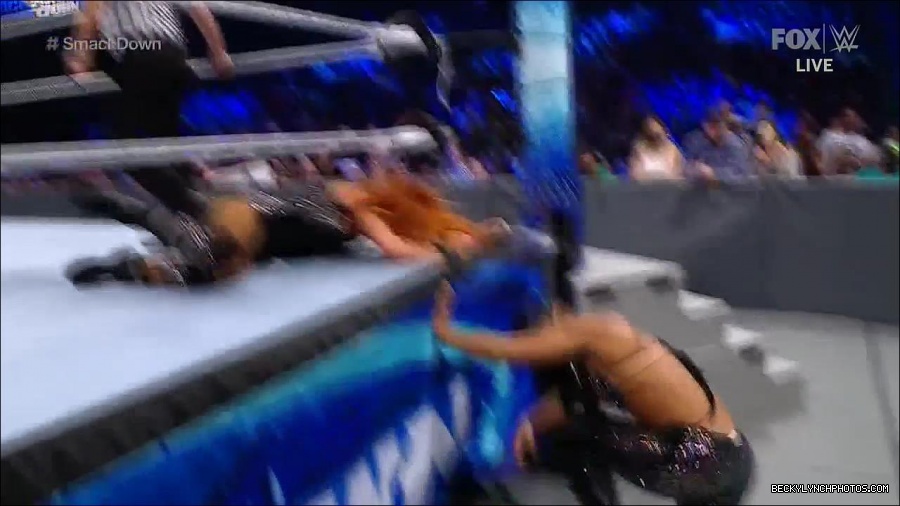 WWE_Supersized_SmackDown_2021_10_15_720p_HDTV_x264-NWCHD_mp4_006265870.jpg