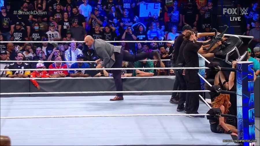 WWE_Supersized_SmackDown_2021_10_15_720p_HDTV_x264-NWCHD_mp4_006337942.jpg