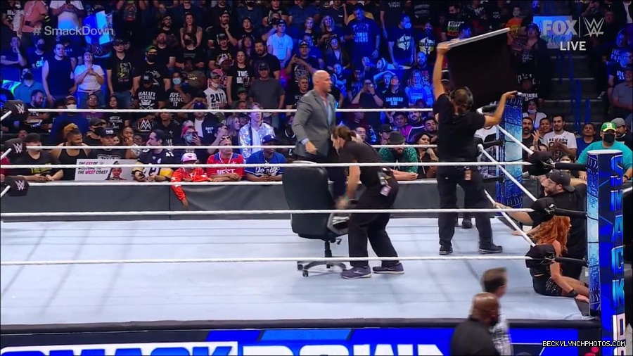 WWE_Supersized_SmackDown_2021_10_15_720p_HDTV_x264-NWCHD_mp4_006340945.jpg