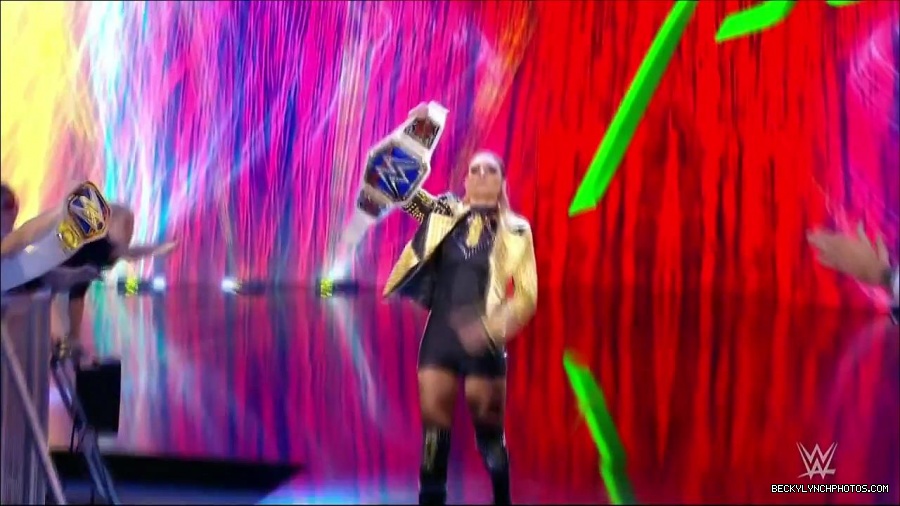 WWE_Friday_Night_SmackDown_2021_10_22_720p_HDTV_x264-Star_mkv_004636670.jpg