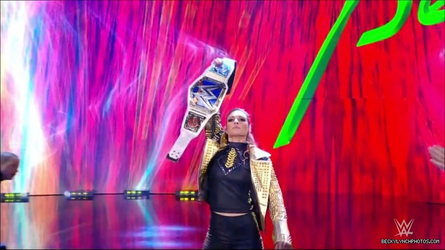 WWE_Friday_Night_SmackDown_2021_10_22_720p_HDTV_x264-Star_mkv_004637471.jpg